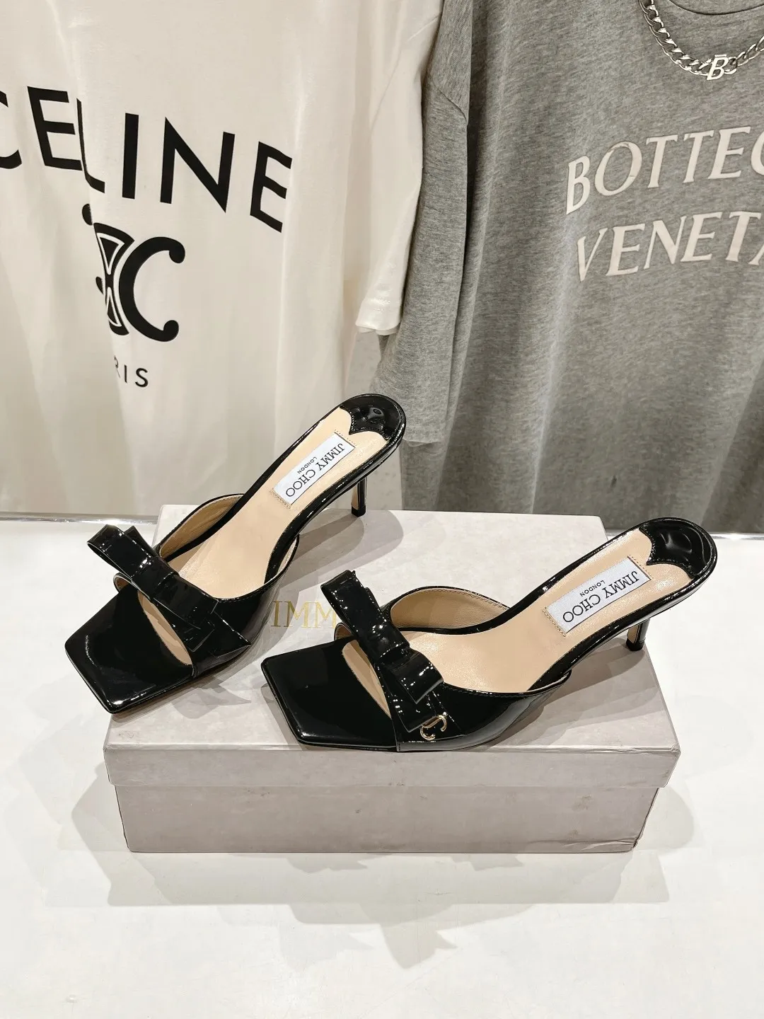 The high version leaves the factory 💰580 JIMMY CHOO*｜JC/Jimmy Zhou 2024ss summer new bow high-heeled slippers. Original last, perfect lines, simple and elegant, thick heels that show temperament on the feet, comfortable and versatile, and can also elongate the legs, make them taller, slimmer and longer. JC is best at girls who are sweet, and it adds seductive sexiness 😍 ✔Fabric: imported cow patent leather ✔Lining: imported crystal sheepskin ✔Sole: Italian genuine leather outsole ✔Heel height: 6.5cm ✔Size: 35-39 (custom-made 40 to 41 non-refundable)
